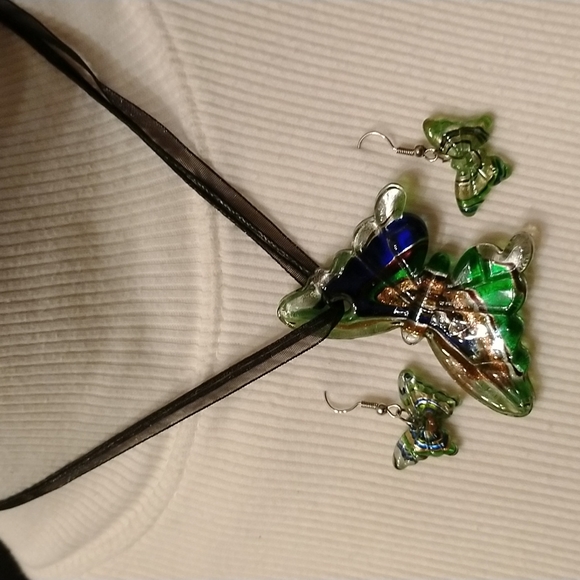 - 🦋Gorgeous new handcrafted glass butterfly necklace and earring set🌸 - Picture 3 of 8